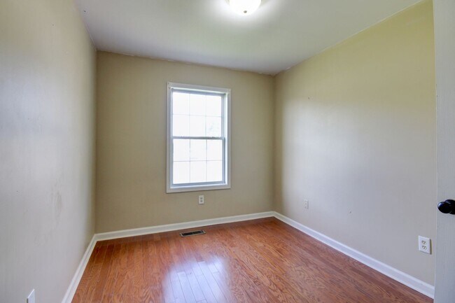 Building Photo - Close to Post!