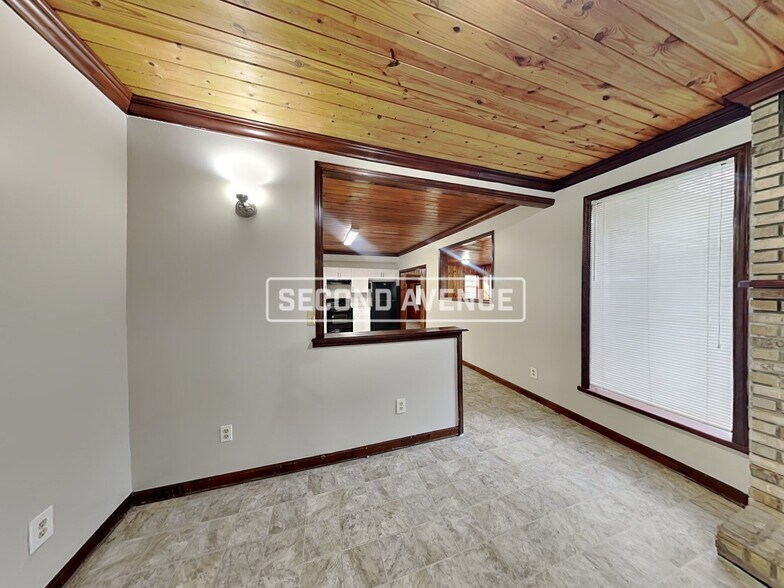 Building Photo - 6672 Vermillion St