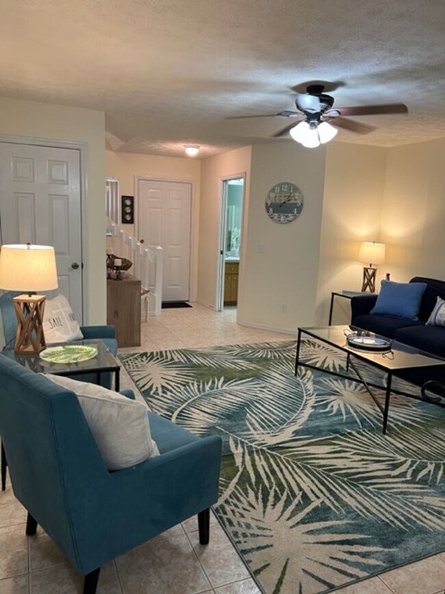 Building Photo - Beautiful Waterfront 2/2 Furnished Condo with community pool!