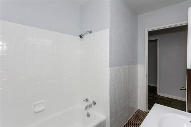 Building Photo - 560 Winton Terrace NE