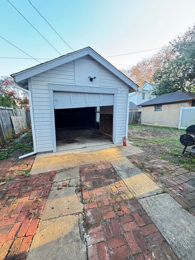 Building Photo - 409 E Washington Ave