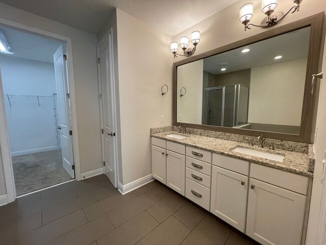 Building Photo - Large 3 Bed 3.5 Bath 2 Car Garage Townhous...