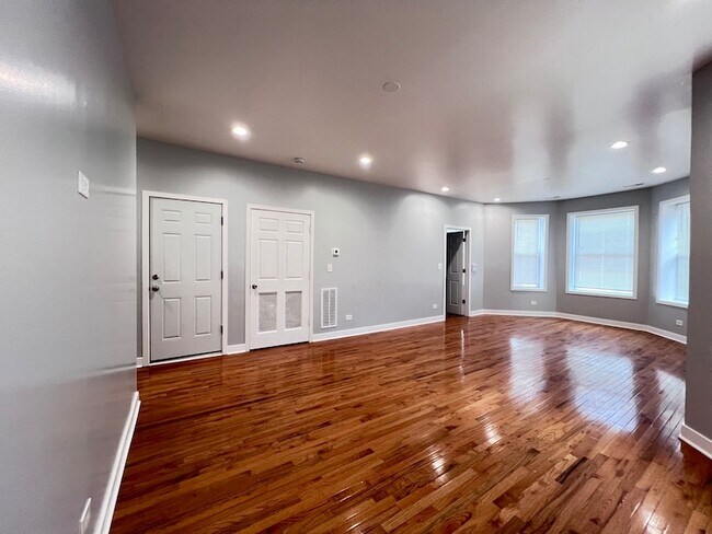 Building Photo - 6402 S Eberhart Ave