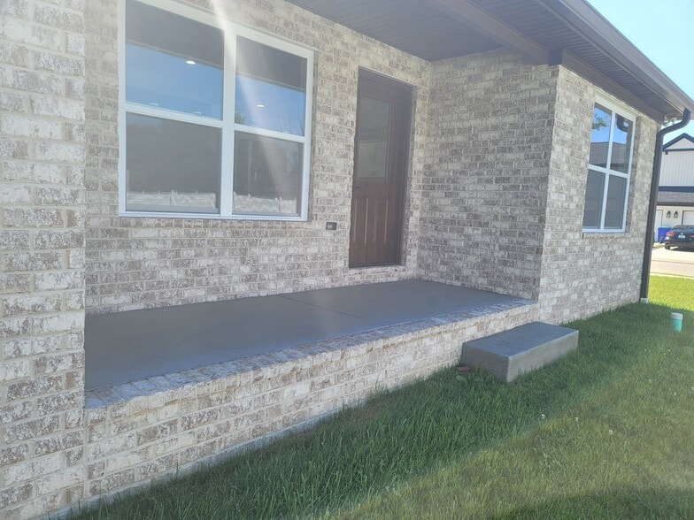 Building Photo - 3611 Sand Dr