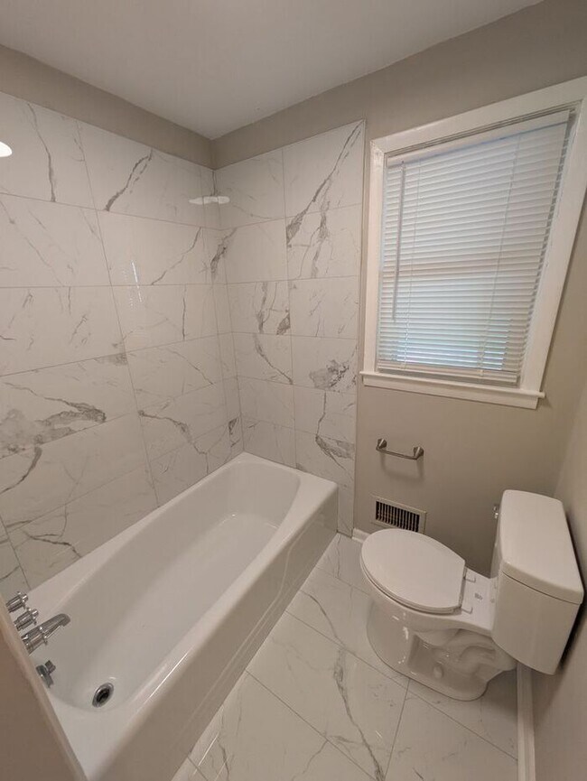 Building Photo - 2BD/1BA Duplex in Hickory