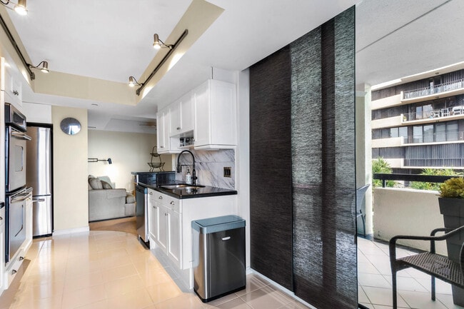 Building Photo - 4050 N Ocean Dr