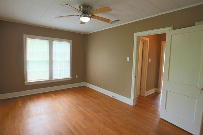 Building Photo - 130/130 1/2 Rowland Pl