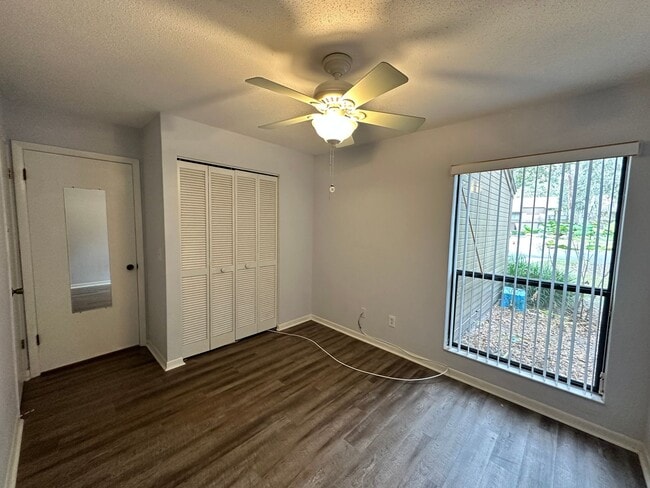 Building Photo - Woodhaven 1st Floor end unit