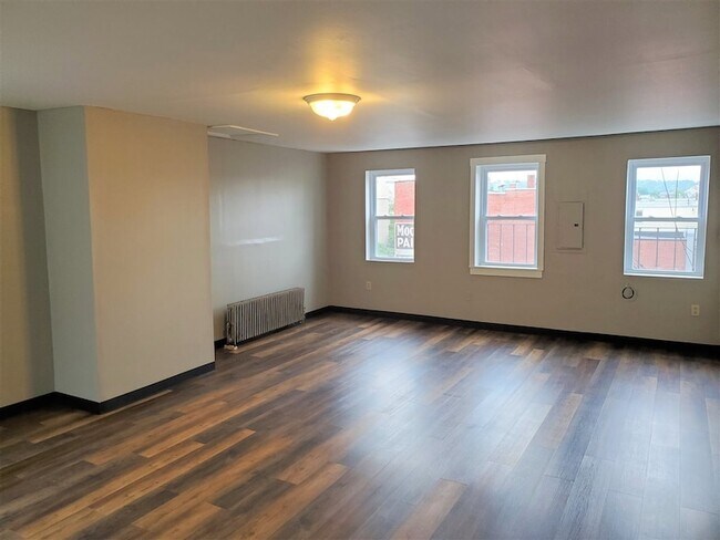 Building Photo - 819 Elm St