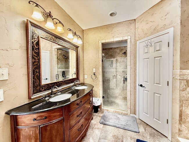 Building Photo - 3611 Springmont Dr