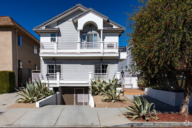 10749 Lawler St - West LA Townhouse
