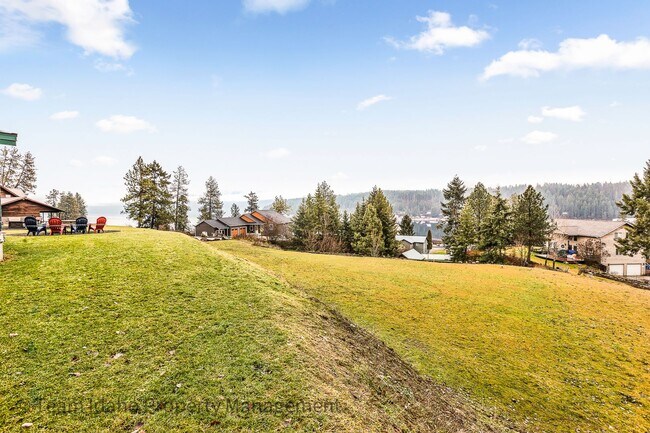 Building Photo - Fully furnished and stocked Single Level H...