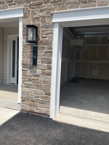 Building Photo - 4 Turf Ct
