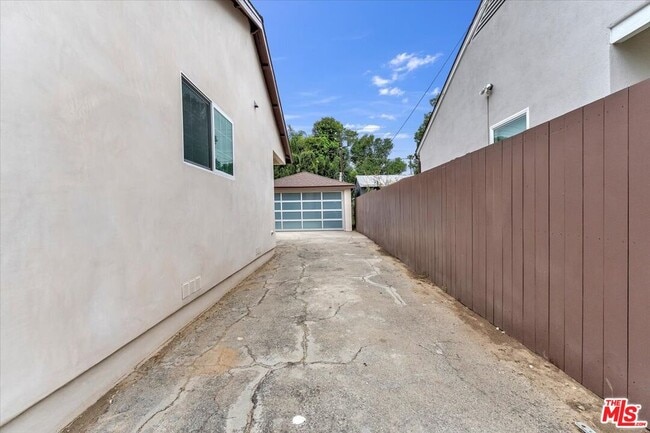 Building Photo - 6915 Encino Ave