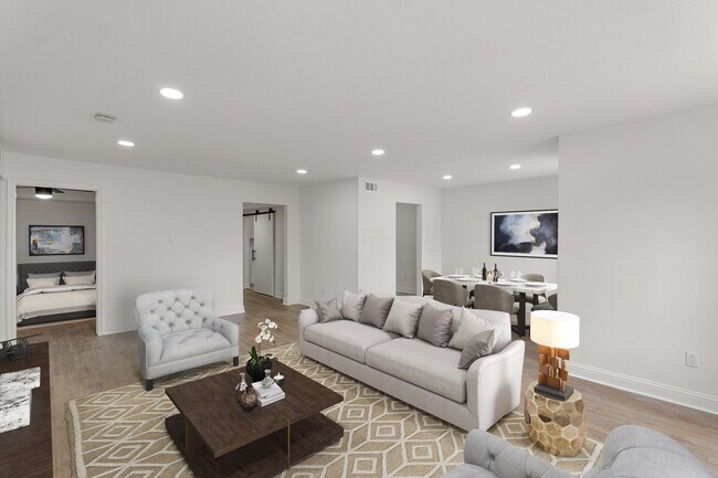 Building Photo - 355 N Post Oak Ln