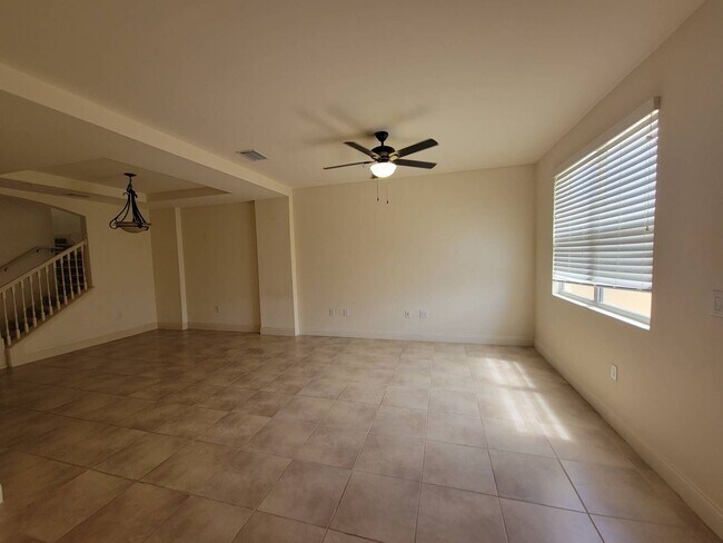 Building Photo - 4/3.5 TOWNHOME VILLA in Waterstone-Davenpo...