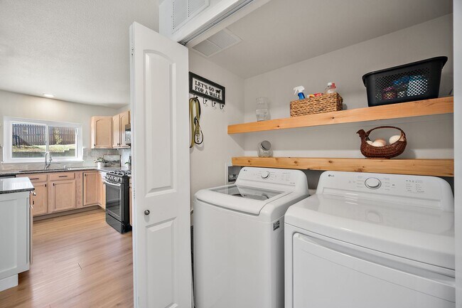 Building Photo - Beautiful Recently Renovated 4 Bed 4 Bath Home In Fountain!!!!