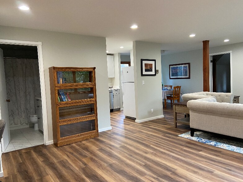 Primary Photo - 204 SW Normandy Rd