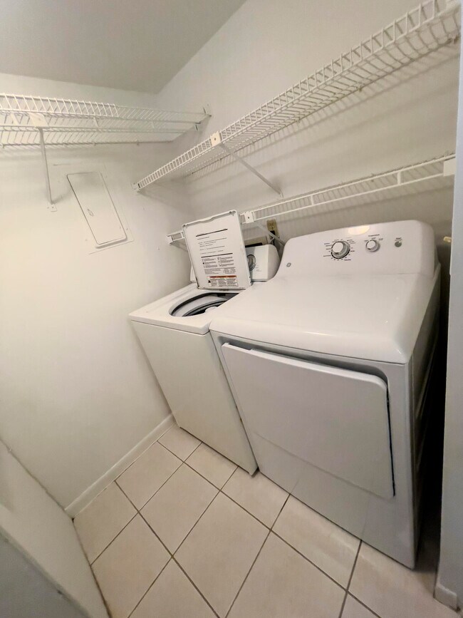 Building Photo - 3624 La Aires Ct