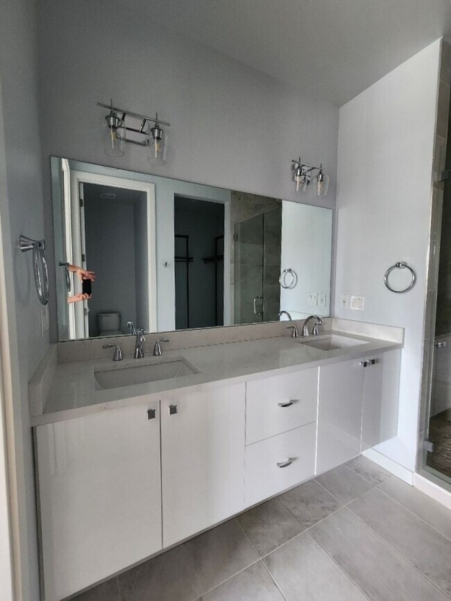 Building Photo - Beautiful 3-Bed, 3.5-Bath Townhome in Tampa (MOVE-IN SPECIAL, 50% OFF 2ND MONTH)