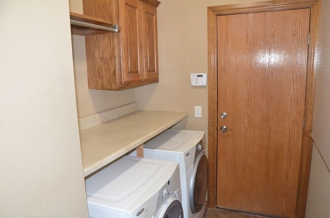 Building Photo - 4 Bed Close to OU
