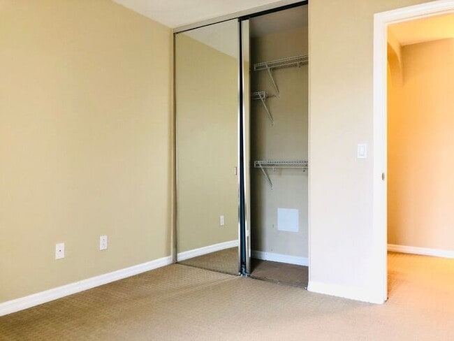 Building Photo - Sunny Top Floor 2BD/2BA Condo in Desirable...