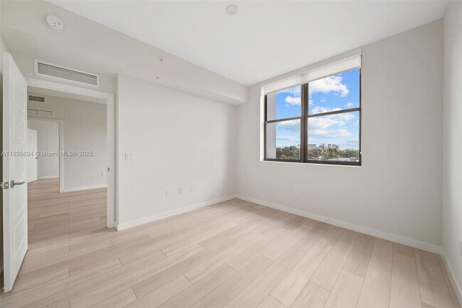 Building Photo - 555 NE 8th St
