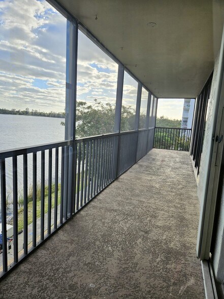 Building Photo - 105 Lake Emerald Dr
