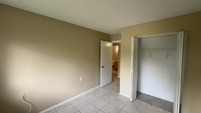 Building Photo - Charming 2-Bed Condo Retreat in West Palm Beach – Cozy Living Awaits!