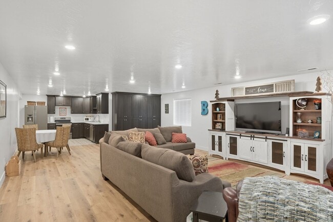 Building Photo - 6 bed; 3 bath single family home in Enoch