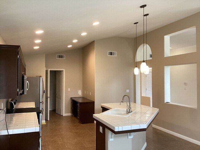 Building Photo - 7526 N Ellendale Ave