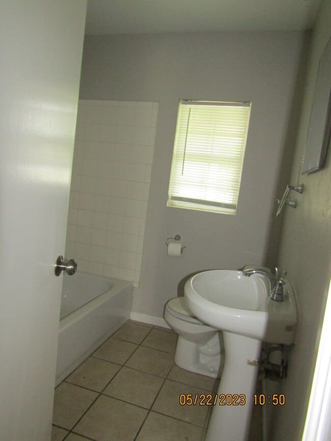Building Photo - Very Nice Remodeled Duplex Home! No Pet Home!