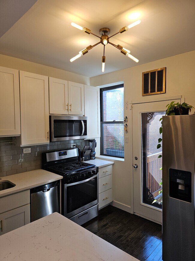 Building Photo - 539 W Brompton Ave