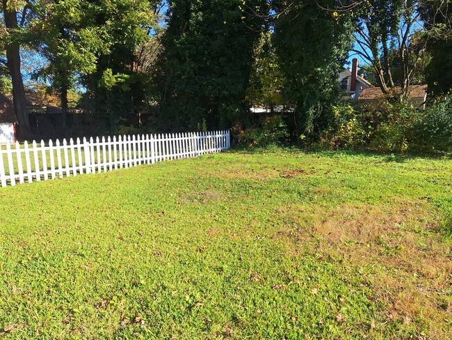 Building Photo - 704 Old Buckroe Rd