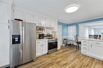 Building Photo - 429 Cartier St