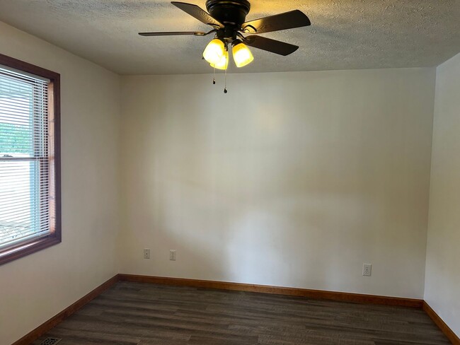 Building Photo - 2 Bedroom, 1 Bath One Level Blountville