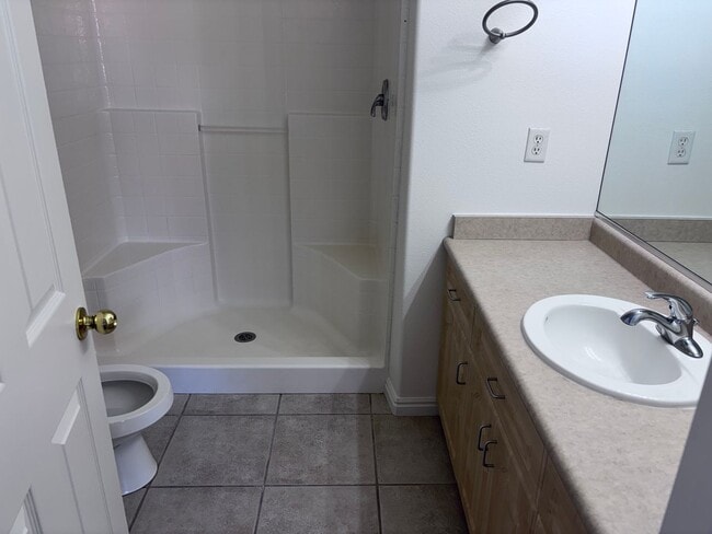 Building Photo - 3 bed / 2.5 bath / 1 car garage townhome with community pool