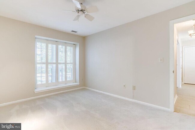 Building Photo - 2429 S Walter Reed Dr