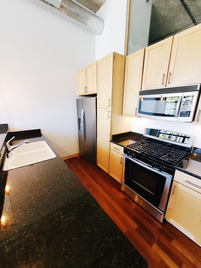 Building Photo - Stunning 1BED/1BATH Third Ward Condo