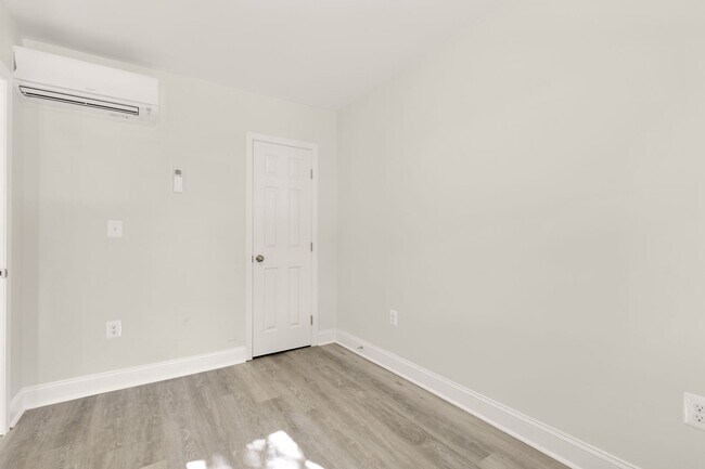 Building Photo - Newly Renovated 3BR/1BA - WASHEY/DRYER - I...