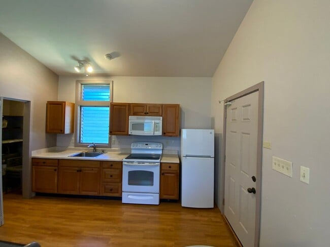 Building Photo - KAIMUKI 1 BEDROOM UNIT TUCKED AWAY IN BACK...