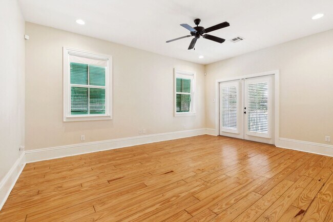 Building Photo - Beautiful 3 Bedroom Home Steps from Yulman...