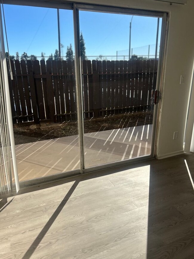 Building Photo - Bright 1 Bed / 1 Bath with Balcony & Pool – Central AC – Pet Friendly!