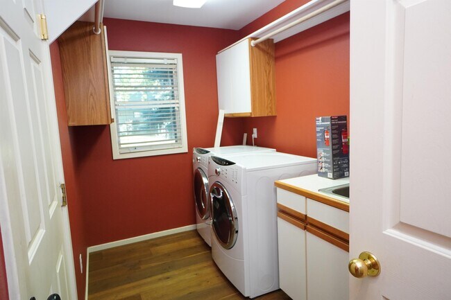 Building Photo - 1394 E Holly St