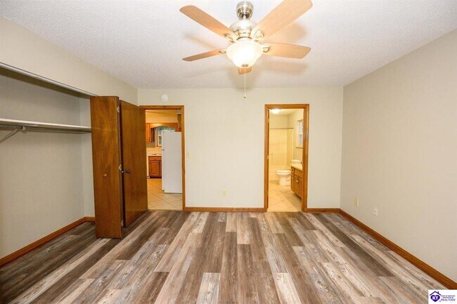 Building Photo - 2001 Oak Meadow Dr