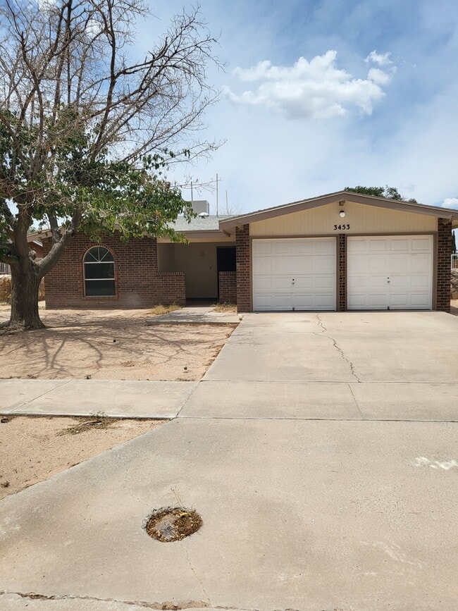 Primary Photo - 3453 Hollyglen St