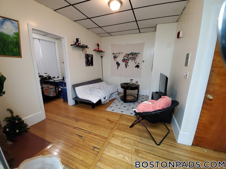 Building Photo - 879 Beacon St