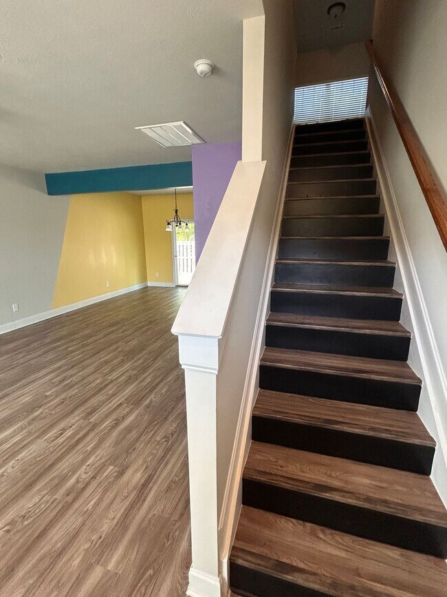 Building Photo - 204 Pebble Ln