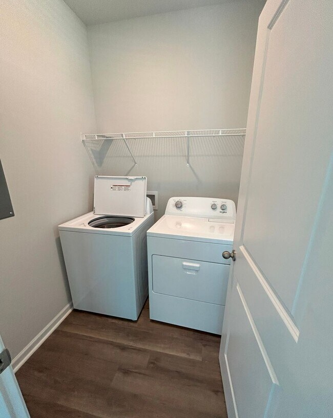 Building Photo - Brand new home with community amenties nes...