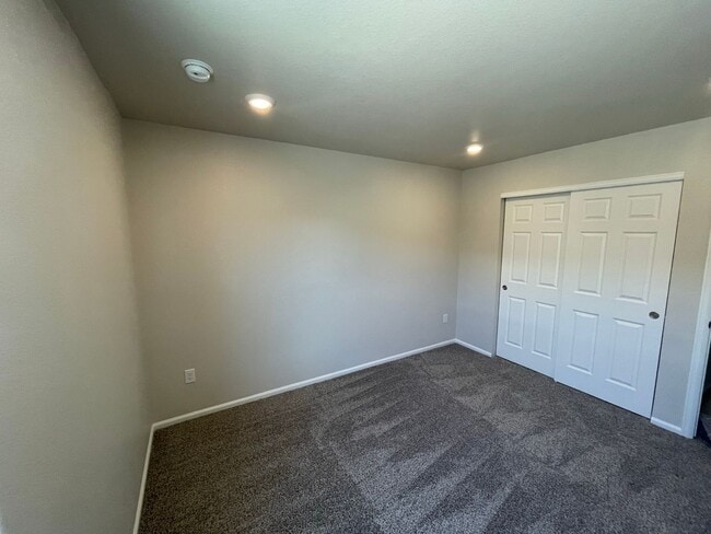 Building Photo - Updated 3 Bedroom Townhome Available July